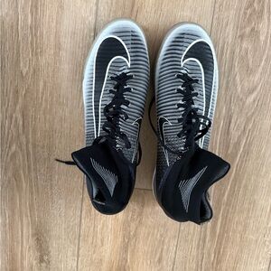 Nike Men's Black and White Indoor Soccer  Shoes